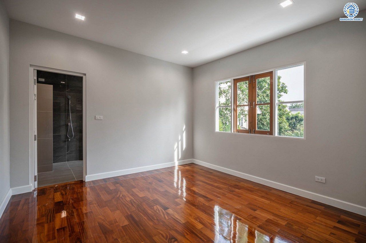 บ้านมือสองตกแต่งใหม่ โครงการ ลัดดารมย์ เพชรเกษม69 ตกแต่งหรูหราดีไซน์สุด Classic วิวสวนสาธารณะ ใกล้ส่วนกลาง บนเนื้อที่ 173.5 ตร.ว. ฟังก์ชันจัดเต็ม 4 ห้องนอน 4 ห้องน้ำ 1 ห้องอเนกประสงค์ 1 ห้องแม่บ้าน จอดรถได้ถึง 2 คัน บนทำเลศักยภาพ เชื่อมต่อหลายเส้นทาง ใกล้เดอะมอลล์บางแค จุดขึ้นทางด่วน "กาญจนาภิเษก" และรถไฟฟ้าสายสีน้ำเงิน "สถานีหลักสอง"